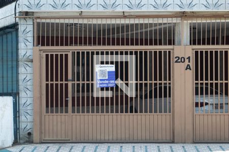 Casa à venda com 300m², 3 quartos e 3 vagas Casa à venda com 300m², 3 quartos e 3 vagasFachada