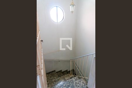 Casa à venda com 200m², 3 quartos e 2 vagas Casa à venda com 200m², 3 quartos e 2 vagasEscada