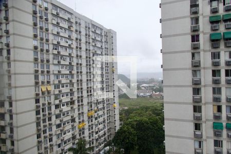 Sala vista  de apartamento à venda com 2 quartos, 68m² em Barra da Tijuca, Rio de Janeiro