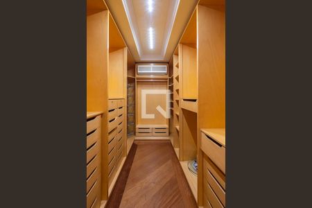 Apartamento à venda com 496m², 5 quartos e 7 vagas Apartamento à venda com 496m², 5 quartos e 7 vagasSuíte 1 - Closet