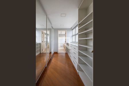 Apartamento à venda com 496m², 5 quartos e 7 vagas Apartamento à venda com 496m², 5 quartos e 7 vagasSuíte 4 - Closet