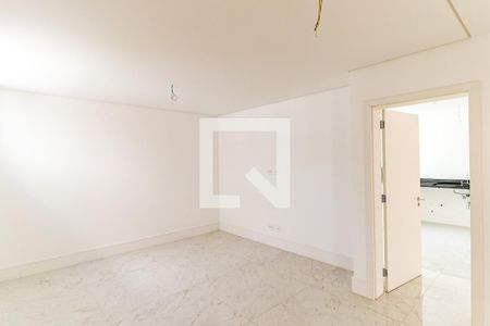Sala de TV de casa de condomínio à venda com 4 quartos, 770m² em Granja Julieta, São Paulo