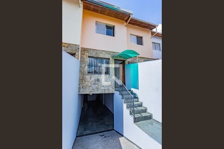 Casa para alugar com 200m², 2 quartos e 2 vagasFachada interna