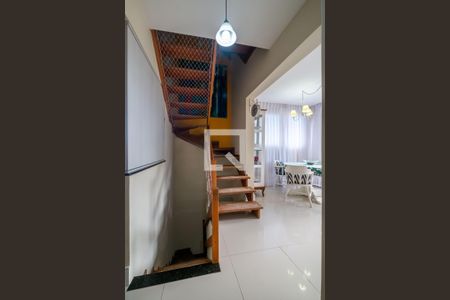 Casa de condomínio à venda com 200m², 2 quartos e 4 vagasEscada