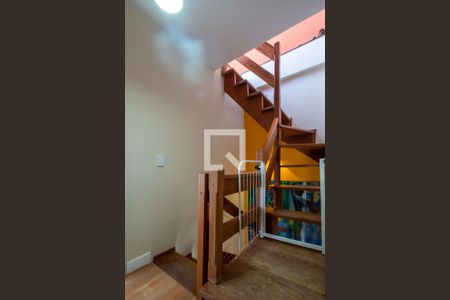 Casa de condomínio à venda com 200m², 2 quartos e 4 vagasEscada