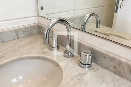 Apartamento à venda com 185m², 4 quartos e 3 vagasBanheiro da Suíte 2