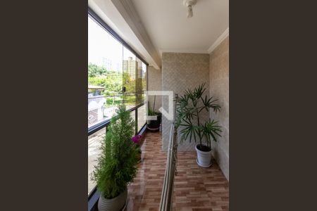 Casa à venda com 250m², 4 quartos e 2 vagas Casa à venda com 250m², 4 quartos e 2 vagasVaranda