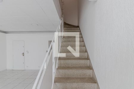 Escadas de casa para alugar com 3 quartos, 228m² em Bosque da Saúde, São Paulo