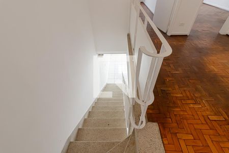 Escadas  de casa para alugar com 3 quartos, 228m² em Bosque da Saúde, São Paulo