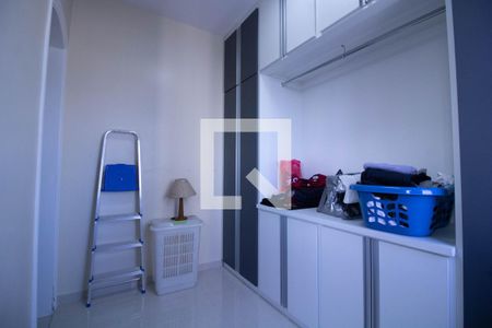 Apartamento à venda com 208m², 4 quartos e 3 vagas Apartamento à venda com 208m², 4 quartos e 3 vagasCômodo dos fundos