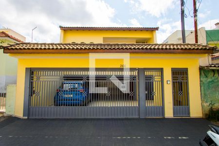 Casa à venda com 306m², 3 quartos e 4 vagas Casa à venda com 306m², 3 quartos e 4 vagasFachada