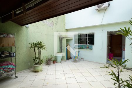 Casa à venda com 209m², 3 quartos e 4 vagas Casa à venda com 209m², 3 quartos e 4 vagasQuintal