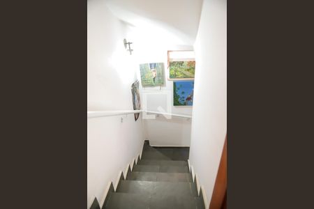 Casa à venda com 218m², 5 quartos e 3 vagasEscada de acesso a garagem