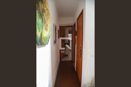 Casa à venda com 218m², 5 quartos e 3 vagasCorredor (piso inferior)