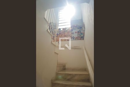 Casa à venda com 218m², 5 quartos e 3 vagasEscada