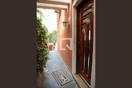 Casa à venda com 218m², 5 quartos e 3 vagasCorredor de entrada (parte externa)