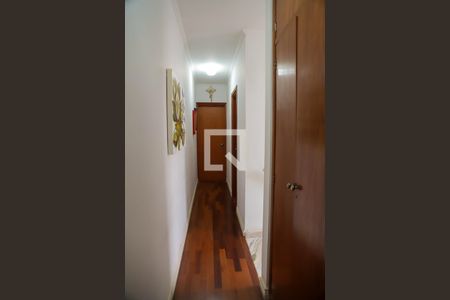 Casa à venda com 218m², 5 quartos e 3 vagasCorredor (piso superior)