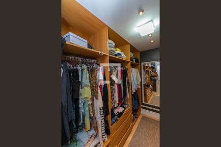 Casa de condomínio à venda com 439m², 4 quartos e 4 vagasCloset da suíte 1