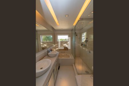 Casa de condomínio à venda com 439m², 4 quartos e 4 vagasBanheiro da Suíte 1