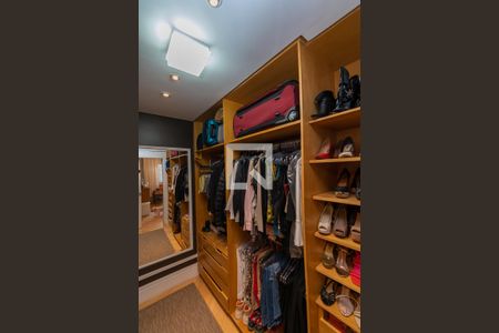 Casa de condomínio à venda com 439m², 4 quartos e 4 vagasCloset da suíte 1