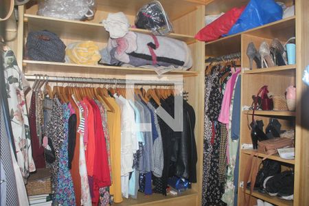 Closet da suíte 1 de casa para alugar com 6 quartos, 200m² em Jardim Nosso Lar, São Paulo