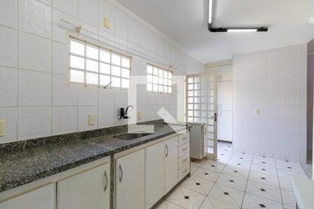 Casa à venda com 250m², 4 quartos e 2 vagas Casa à venda com 250m², 4 quartos e 2 vagasCozinha