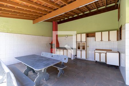 Casa à venda com 250m², 4 quartos e 2 vagas Casa à venda com 250m², 4 quartos e 2 vagasQuintal - Churrasqueira