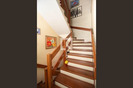 Casa à venda com 219m², 3 quartos e 5 vagasEscada