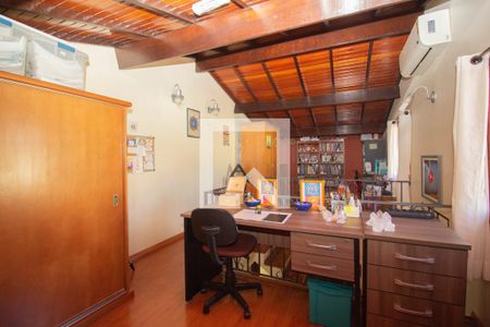 Casa à venda com 219m², 3 quartos e 5 vagasEscritório