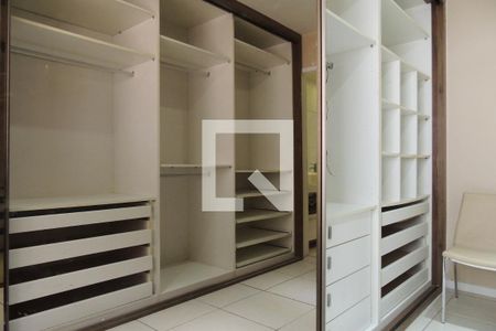 Casa à venda com 243m², 3 quartos e 2 vagasCloset