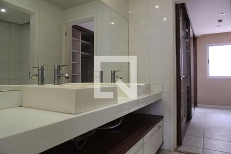 Casa à venda com 243m², 3 quartos e 2 vagasBanheiro da Suíte 2