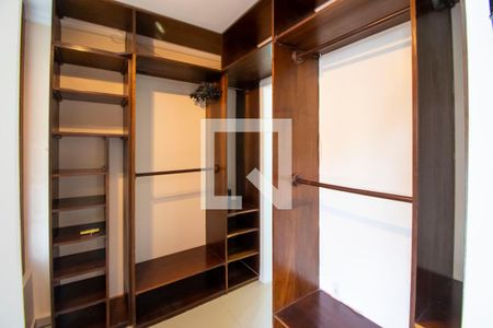 Casa de condomínio à venda com 210m², 3 quartos e 1 vaga Casa de condomínio à venda com 210m², 3 quartos e 1 vagaCloset da suíte 2