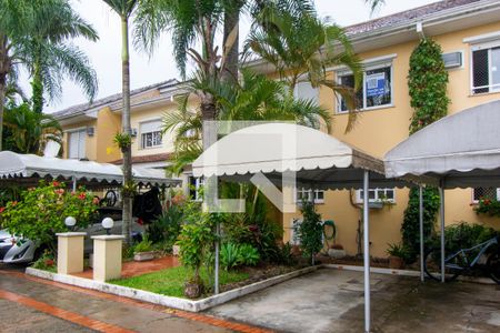 Casa de condomínio à venda com 210m², 3 quartos e 1 vaga Casa de condomínio à venda com 210m², 3 quartos e 1 vagaFachada