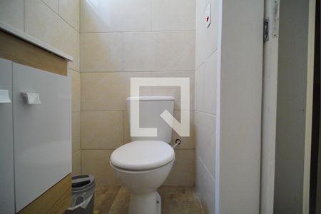 Banheiro de kitnet/studio para alugar com 1 quarto, 28m² em Protásio Alves, Porto Alegre