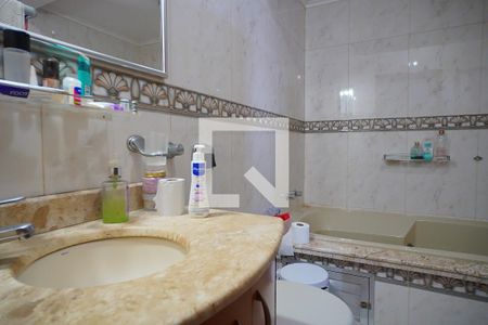Apartamento à venda com 232m², 4 quartos e 4 vagasBanheiro da Suíte