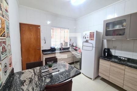 Casa para alugar com 120m², 2 quartos e 2 vagasCozinha 