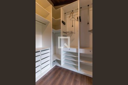 Casa de condomínio para alugar com 423m², 4 quartos e 4 vagas Casa de condomínio para alugar com 423m², 4 quartos e 4 vagasCloset do Quarto 2