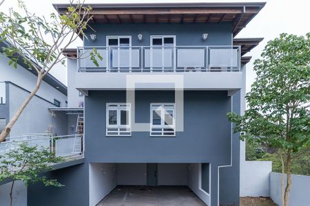 Casa de condomínio para alugar com 423m², 4 quartos e 4 vagas Casa de condomínio para alugar com 423m², 4 quartos e 4 vagasFachada