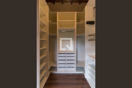 Casa de condomínio para alugar com 423m², 4 quartos e 4 vagas Casa de condomínio para alugar com 423m², 4 quartos e 4 vagasCloset do Quarto 2