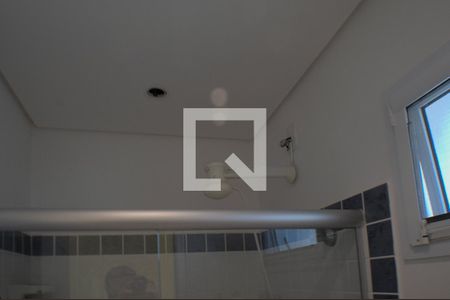 Casa de condomínio para alugar com 420m², 5 quartos e 4 vagasBanheiro do Quintal