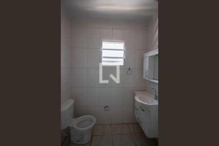 Banheiro de casa para alugar com 1 quarto, 90m² em Vila Carmosina, São Paulo