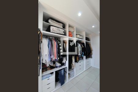 Casa à venda com 240m², 3 quartos e 5 vagasCloset