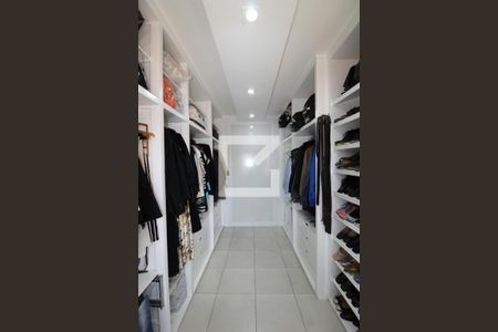 Casa à venda com 240m², 3 quartos e 5 vagasCloset