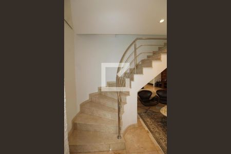 Casa à venda com 240m², 3 quartos e 5 vagasEscada