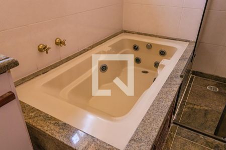 Casa à venda com 480m², 4 quartos e 6 vagasBanheiro da Suíte 4