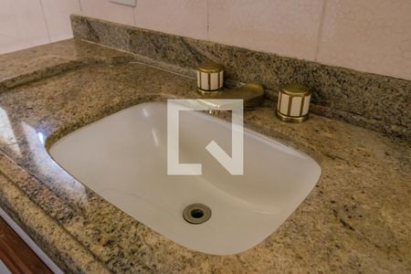 Casa à venda com 480m², 4 quartos e 6 vagasBanheiro da Suíte 1