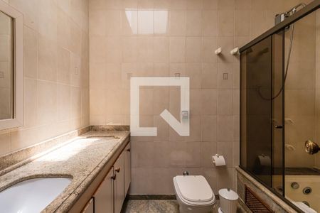 Casa à venda com 480m², 4 quartos e 6 vagasBanheiro da Suíte 3