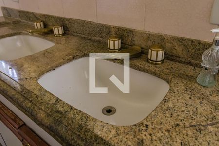 Casa à venda com 480m², 4 quartos e 6 vagasBanheiro da Suíte 1