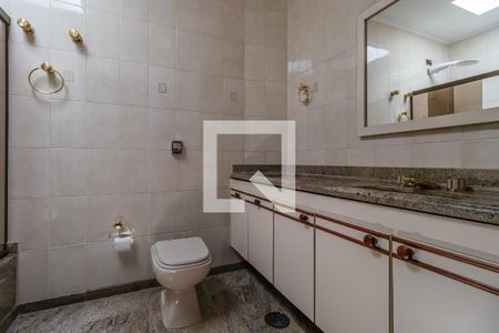 Casa à venda com 480m², 4 quartos e 6 vagasBanheiro da Suíte 2