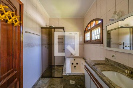 Casa à venda com 480m², 4 quartos e 6 vagasBanheiro da Suíte 1